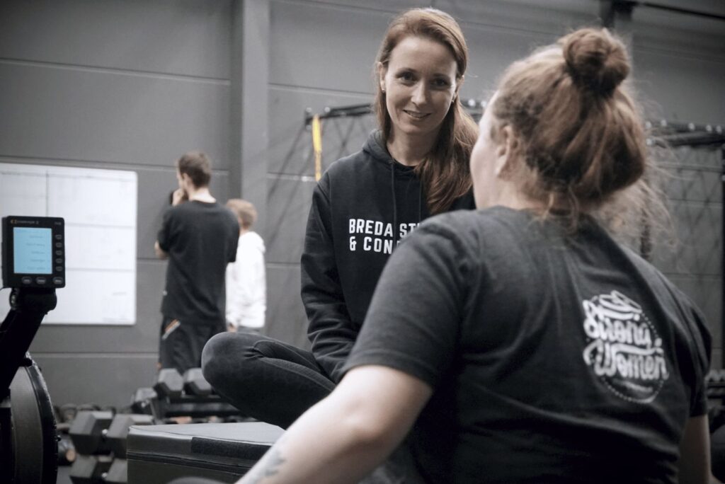 een gym waar je sport met trainingsschema voor een betere fitheid en uithoudingsvermogen
