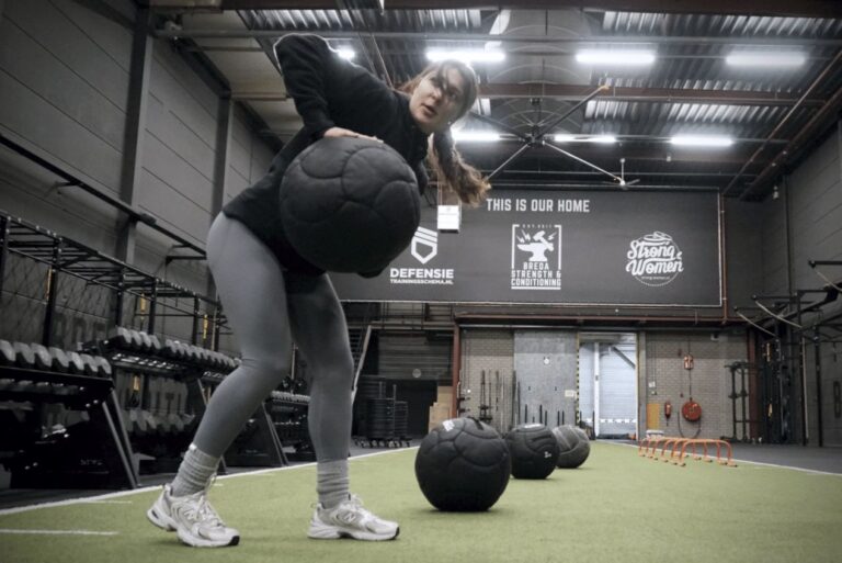 coach noortje doet een oefening voor