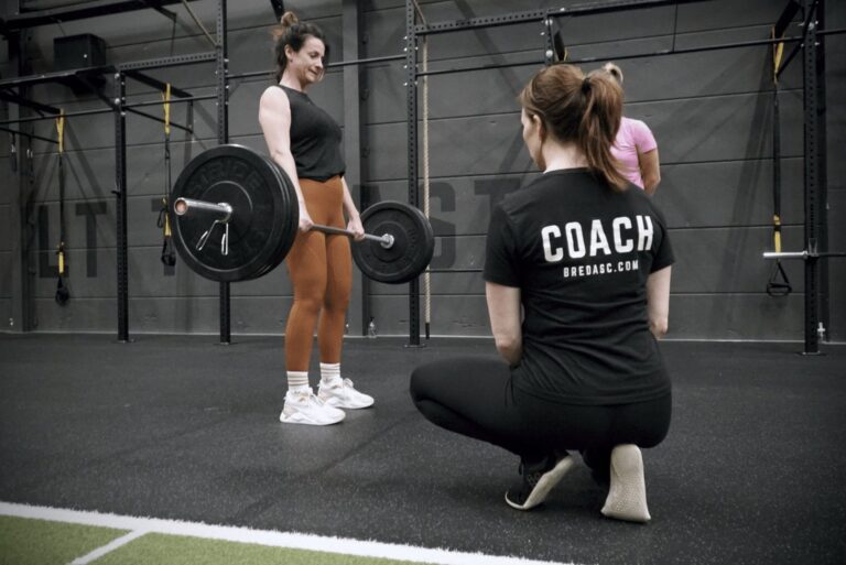 krachttraining gegeven door personal trainer, die focussen op een gezonde leefstijl