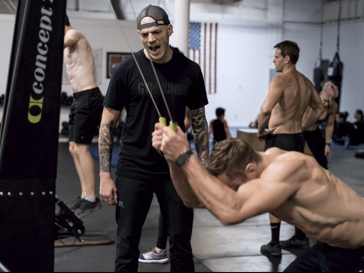 Noel Brand van Breda Strength & Conditioning aan het coachen